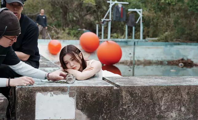 Candy則獲黃偉文（Wyman）填詞，以愛情故事包裝「直白」個性，提醒自己對家人勇敢表達愛意。