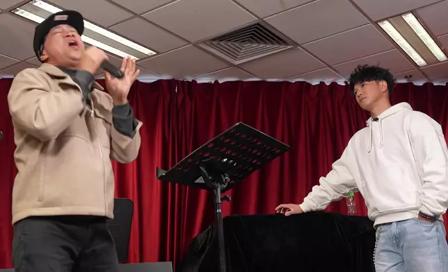 布志綸耐心指導科亞高巴。