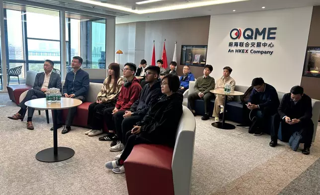 參觀前海聯合交易中心。巴士的報記者攝