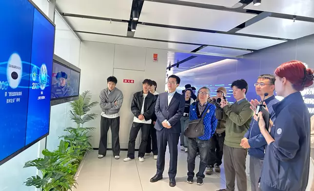 參觀深信服科技公司。巴士的報記者攝