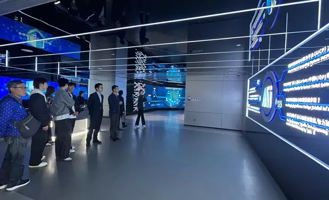 參觀深信服科技公司。巴士的報記者攝