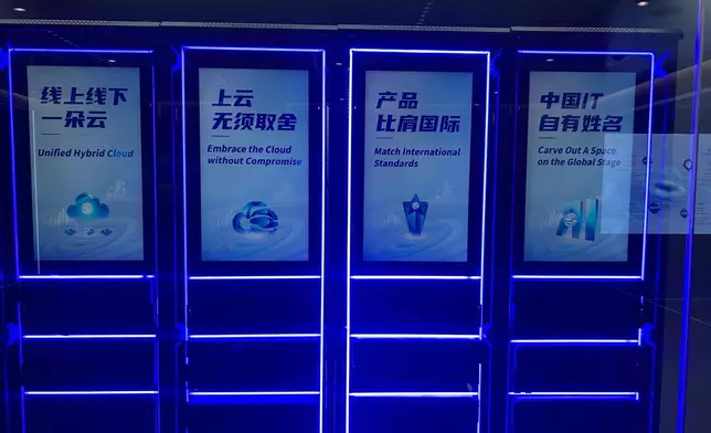 參觀深信服科技公司。巴士的報記者攝