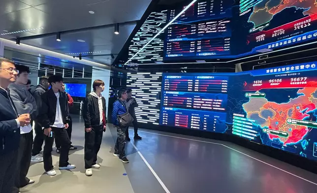 參觀深信服科技公司。巴士的報記者攝