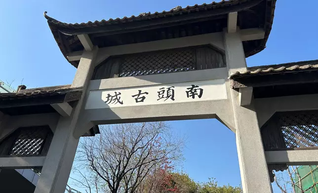 參觀南頭古城。巴士的報記者攝