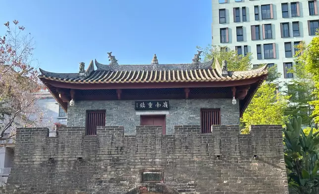 參觀南頭古城。巴士的報記者攝