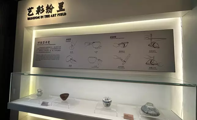 參觀南頭古城。巴士的報記者攝