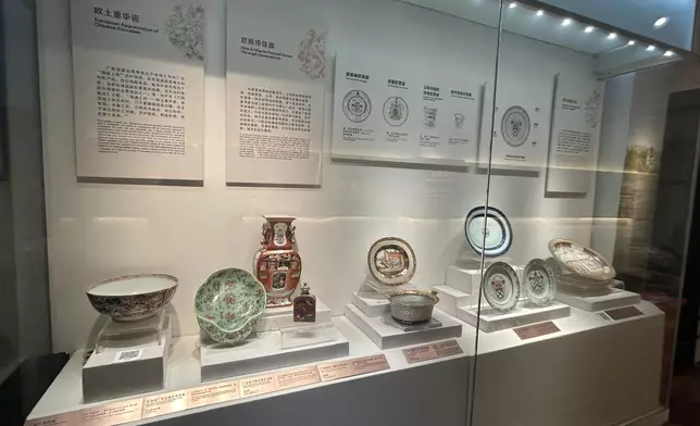 參觀南頭古城。巴士的報記者攝