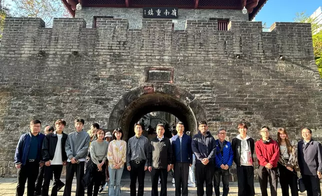 南頭古城大合照。巴士的報記者攝