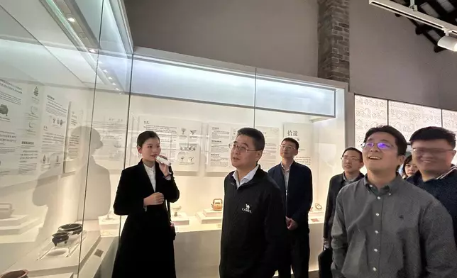 參觀南頭古城。巴士的報記者攝