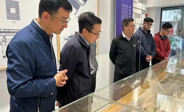 參觀南頭古城。巴士的報記者攝