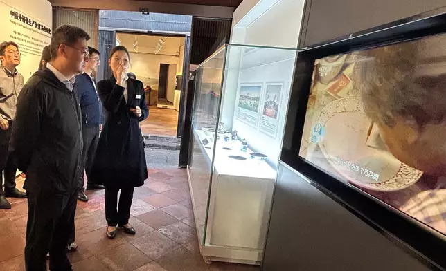 參觀南頭古城。巴士的報記者攝