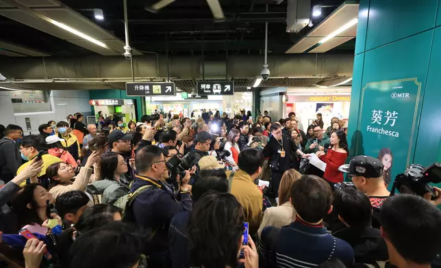 吸引不少市民圍觀。