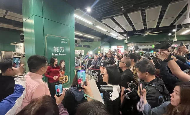 吸引不少市民圍觀。