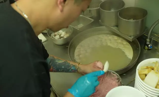 阿霆充滿使命感地說：阿公點教媽咪，媽咪點教我，我堅持住一定咁做，咁多年都始終如一。