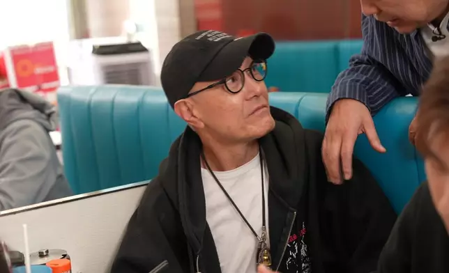 巧遇帶同兩個仔仔來幫襯的武打影星盧惠光。