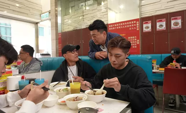 巧遇帶同兩個仔仔來幫襯的武打影星盧惠光。