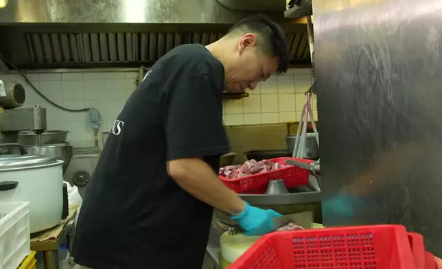 阿霆落舖後更深深體會到母親的辛勞：親身感受到佢有幾辛苦。