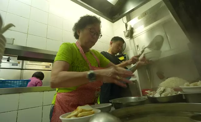 阿霆落舖後更深深體會到母親的辛勞：親身感受到佢有幾辛苦。