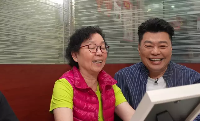 祥師兄特意送上一張三代同堂的合照，令媽媽相當開心。