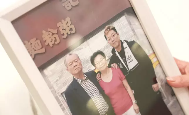 祥師兄特意送上一張三代同堂的合照，令媽媽相當開心。