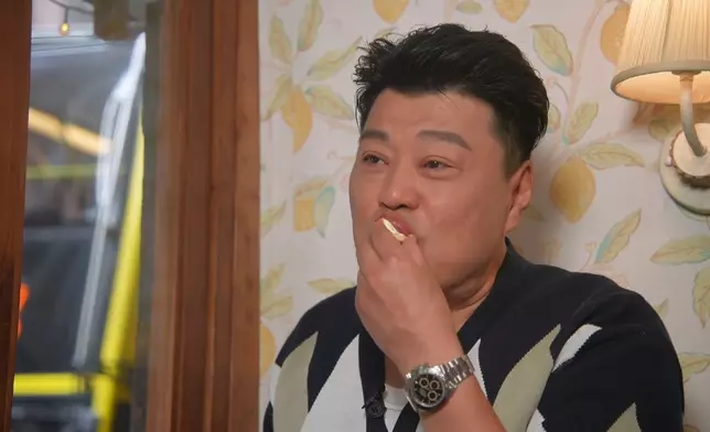 祥師兄品嘗英式鬆餅。