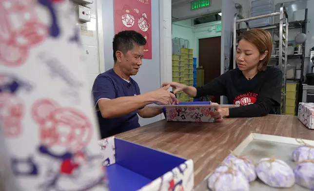 最難得的是Evon邀請了退休的父母到工場幫手。