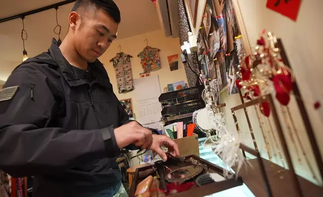 身兼旗袍設計師與攝影師的Gavin，聯同擅長縫製衣服的化妝師與助手，打造「港風」旗袍。