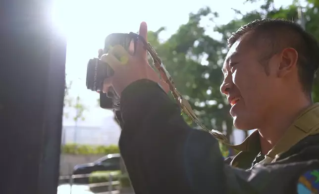 身兼旗袍設計師與攝影師的Gavin，聯同擅長縫製衣服的化妝師與助手，打造「港風」旗袍。