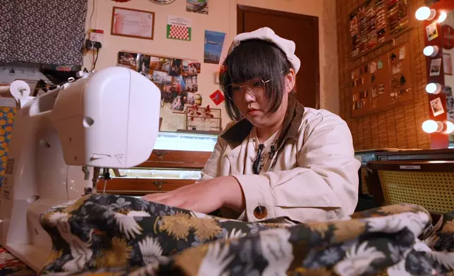 身兼旗袍設計師與攝影師的Gavin，聯同擅長縫製衣服的化妝師與助手，打造「港風」旗袍。