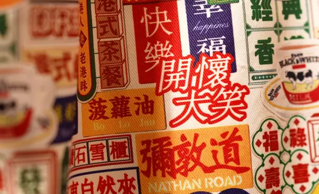 將迷彩、麻雀、香港美食等香港元素融入傳統旗袍中，玩味十足。