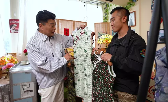 將迷彩、麻雀、香港美食等香港元素融入傳統旗袍中，玩味十足。