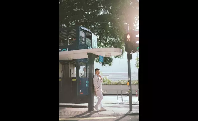 祥師兄來到店內亦換上印滿麻雀圖案唐裝，由Gavin操刀。