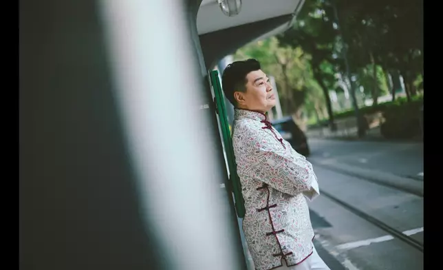 祥師兄來到店內亦換上印滿麻雀圖案唐裝，由Gavin操刀。