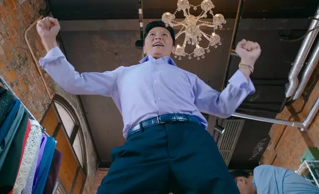 呢個「開襠舞」真係好開朗。