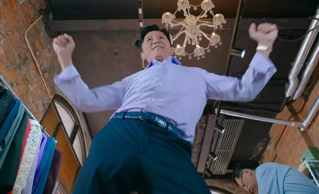 呢個「開襠舞」真係好開朗。