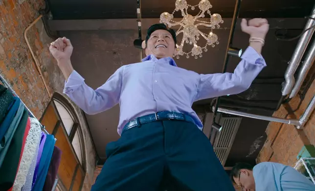 呢個「開襠舞」真係好開朗。