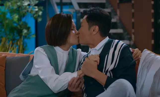 「花式」咀嘴晒恩愛。