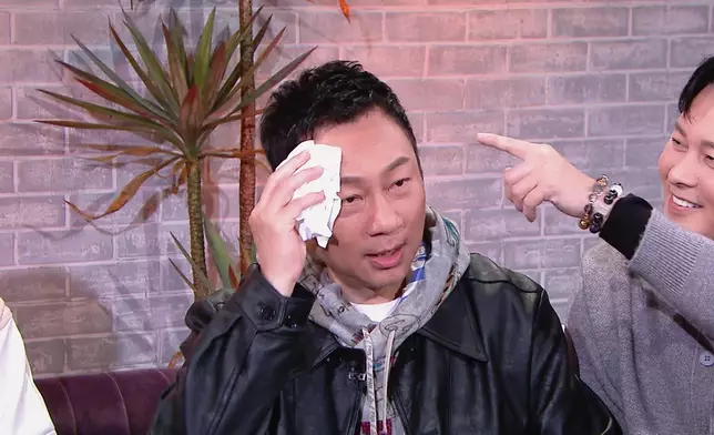 視帝黎耀祥更即場演繹三個級別的太監如何向皇后請安，當演繹到剛剛被閹的太監時，更笑到喊兼流哂汗！