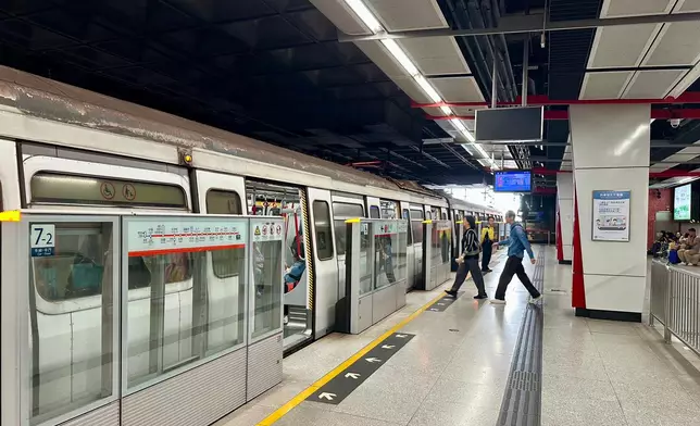 港鐵車務營運及本地鐵路副總監李婉玲表示，周一會繼續加派人手沿綫候命，亦已制定應變方案。