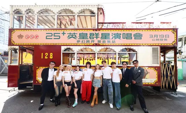 曾比特、許靖韻、女子組合VIVA成員Ada、Macy、ValC、Andy及Dark一行七人更登上專屬電車。