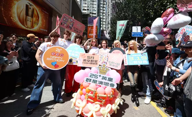 在登上電車之旅前，七位藝人先走入鬧市與公眾熱熱身，快閃銅鑼灣東角行人專用區，大派25+英皇群星演唱會限定應援扇及於在場公眾互動。