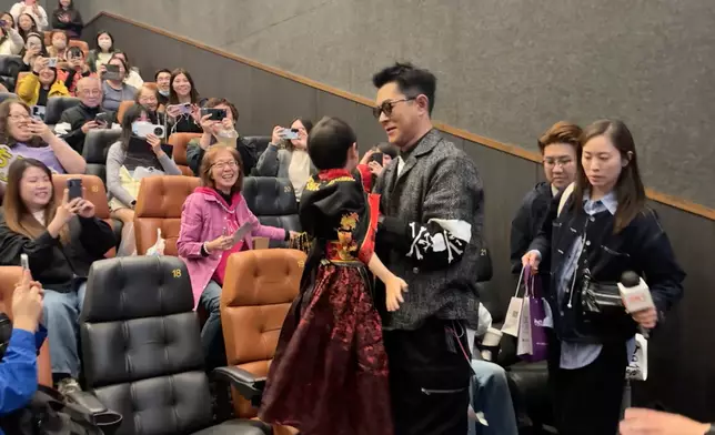 小秦王吸引了古仔目光。