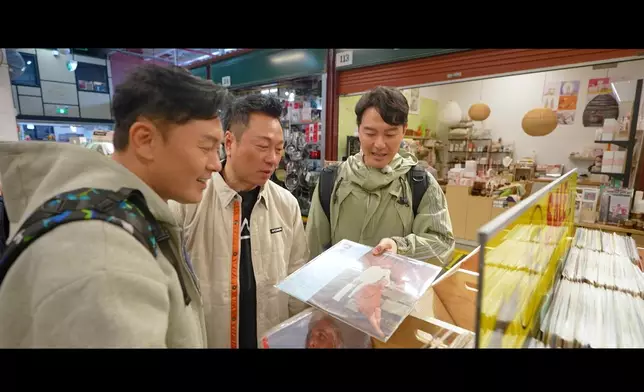 三人逛唱片舖。