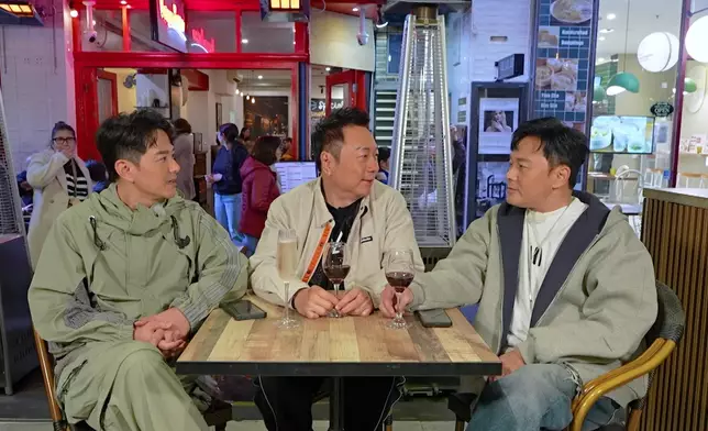 三兄弟把酒言歡。