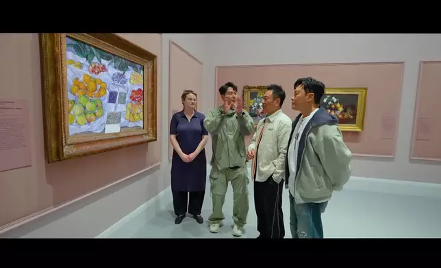 三人細心欣賞名畫。