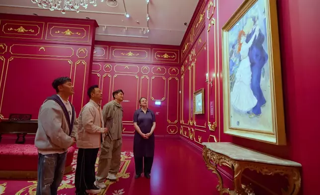 三人細心欣賞名畫。