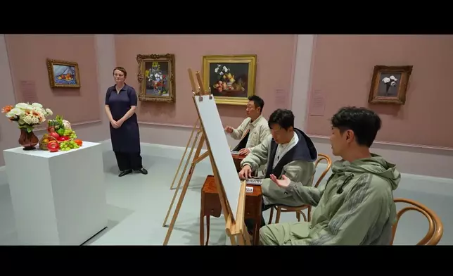 黎耀祥、曹永廉與蕭正楠即興畫畫。