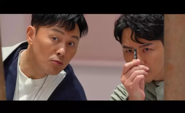 黎耀祥、曹永廉與蕭正楠即興畫畫。