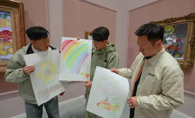 黎耀祥、曹永廉與蕭正楠即興畫畫。