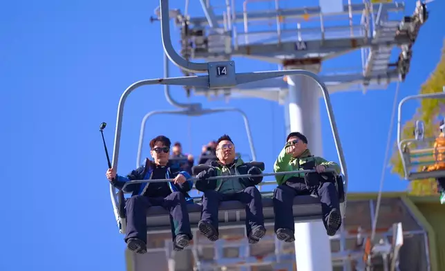 三人坐纜車上山頂。